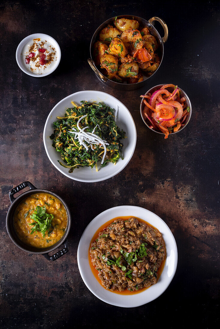 Verschiedene vegetarische indische Gerichte auf dunklem Hintergrund