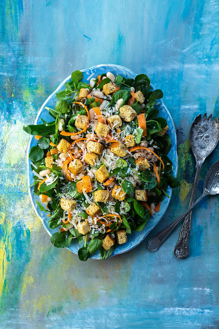 Bohnen-Karotten-Salat mit Käse und Croutons