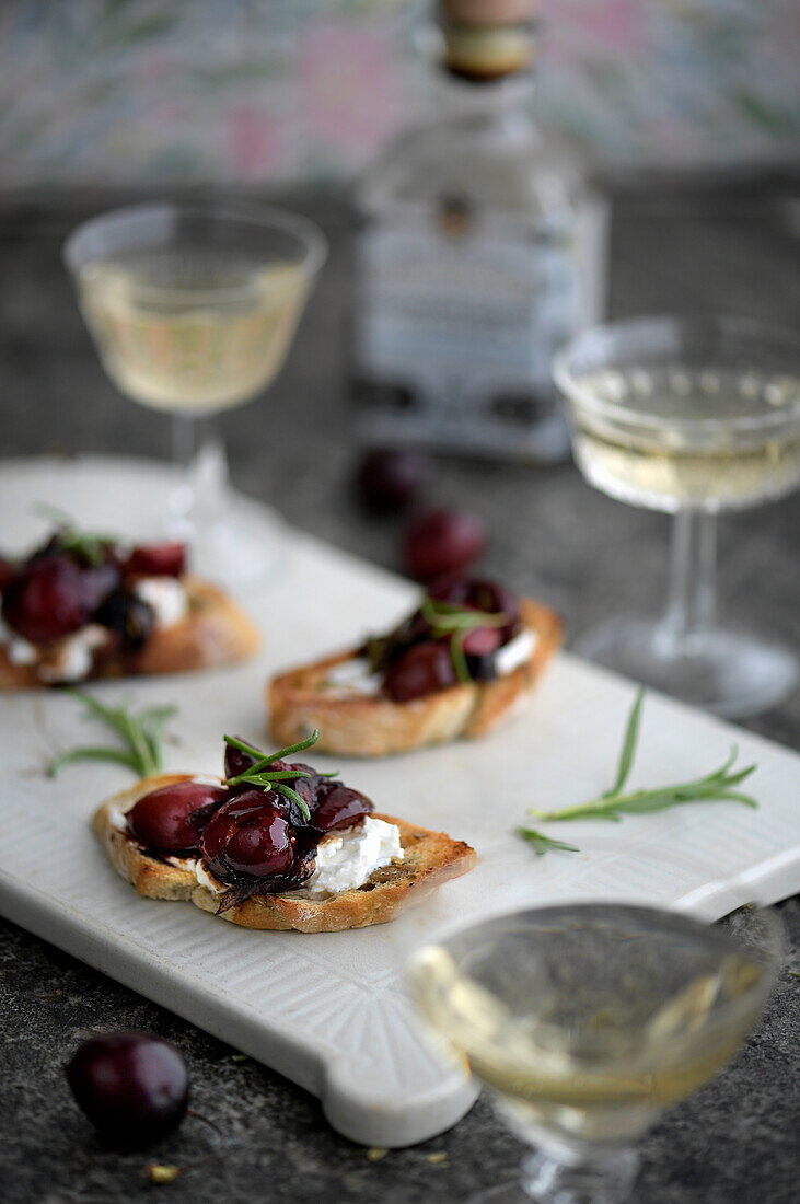 Rosemary crostini with cherries and goat's cheese