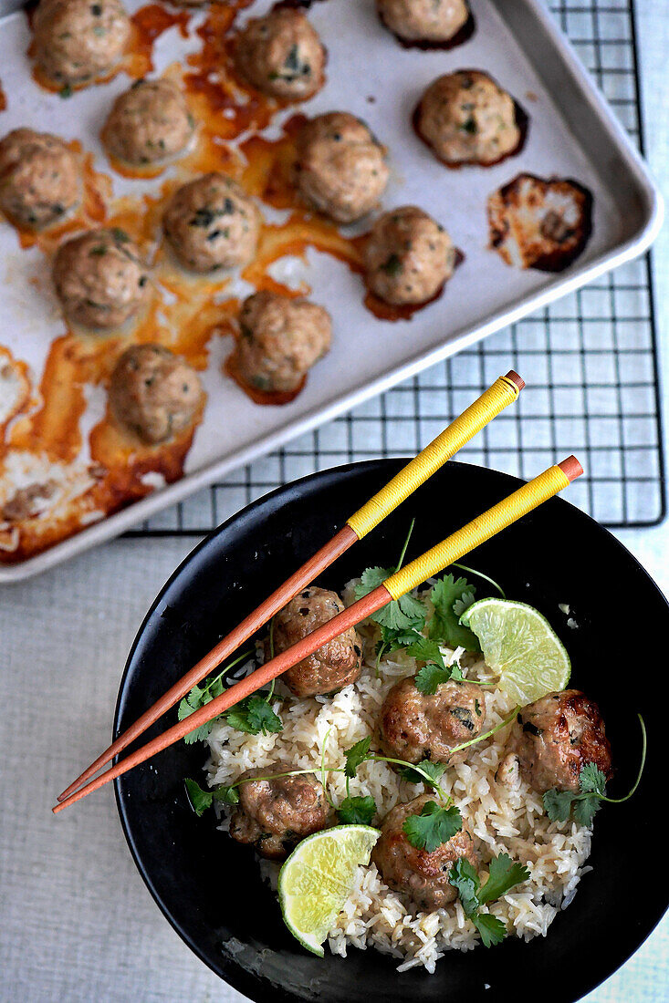 Asiatische Hackbällchen mit Limetten und Koriander auf Reis