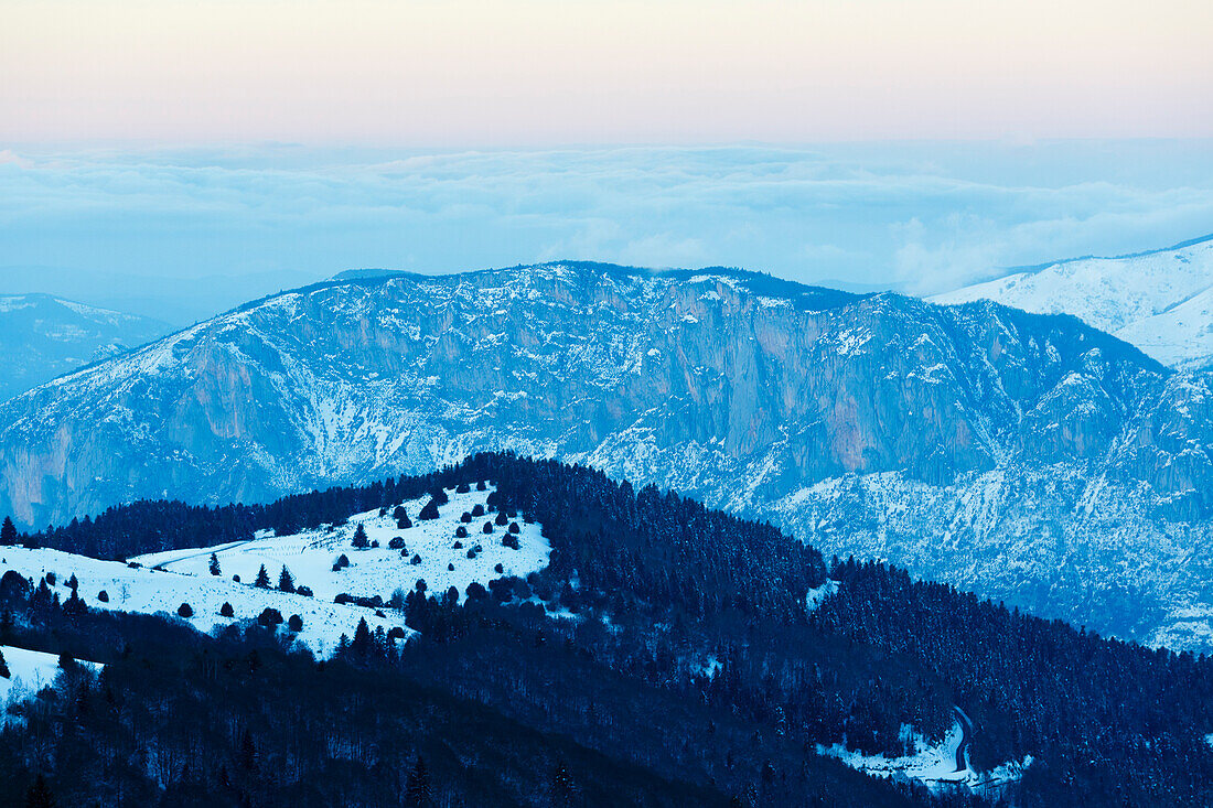Berglandschaft im Winter, Plateau de Beille, bei Les Cabannes, Département Ariège, Pyrenäen, Okzitanien, Frankreich