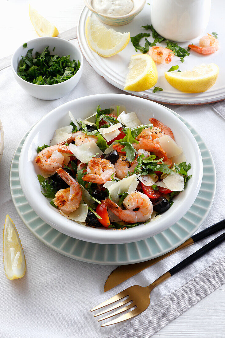 Garnelensalat mit Rucola, Oliven und Käse