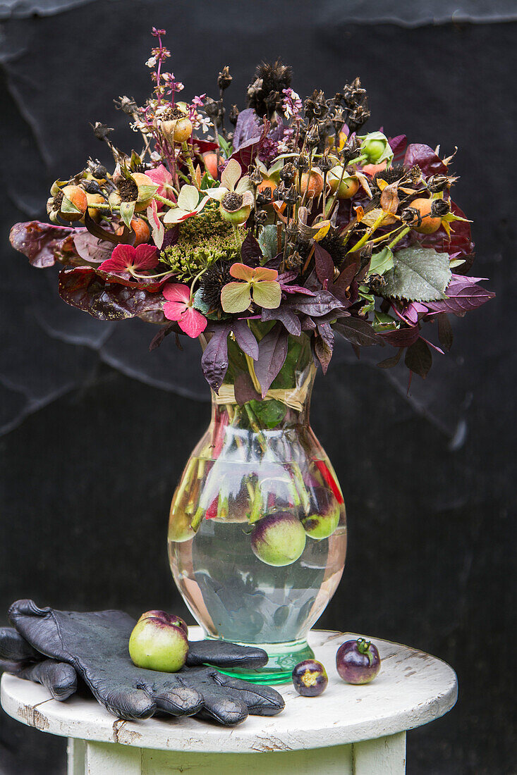 Herbststrauß aus Gartenblumen in Vase