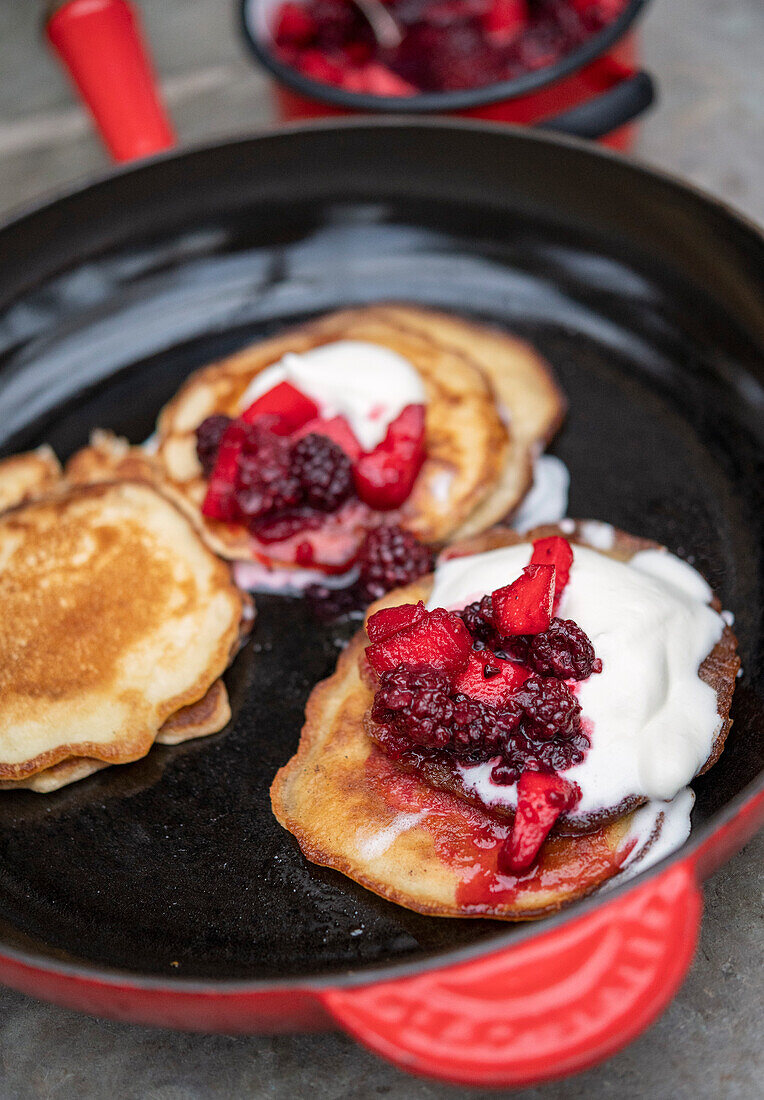 Pancakes mit Brombeerkompott und Sahne
