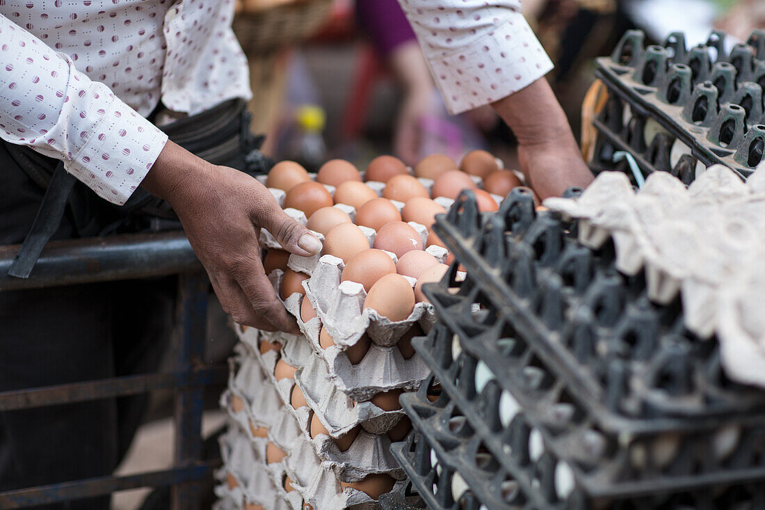Frische Eier auf einem Markt in Kambodscha