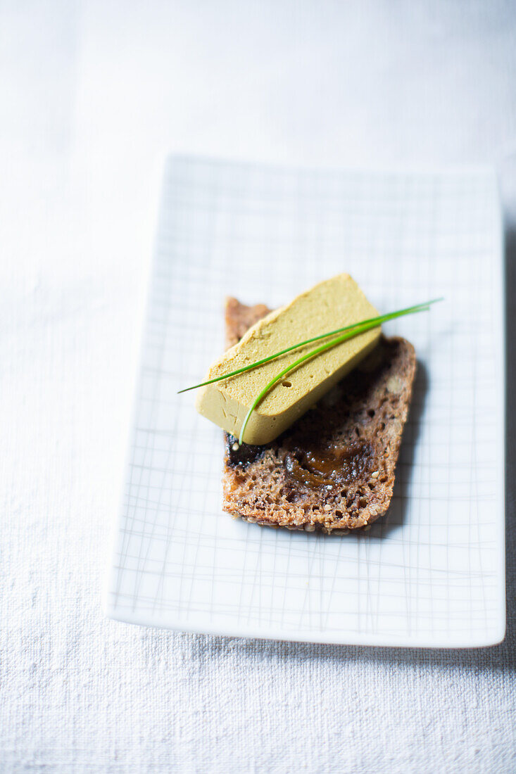 Veganer Macadamiakäse auf Brot