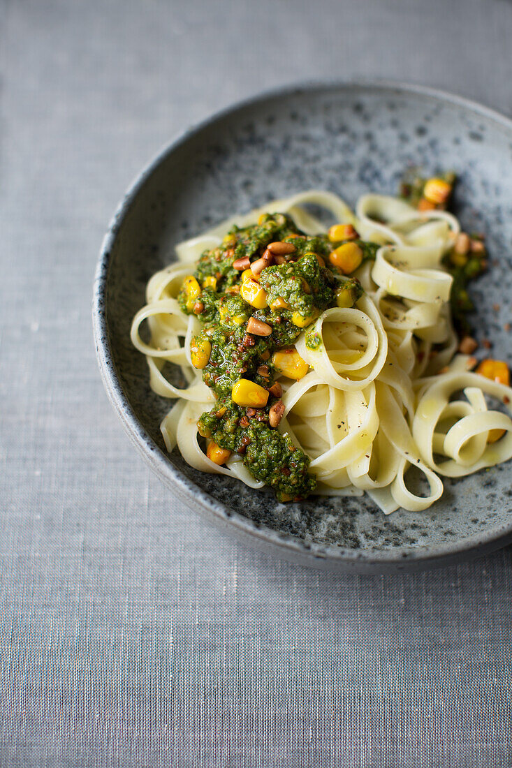 Bandnudeln mit Maispesto, vegan