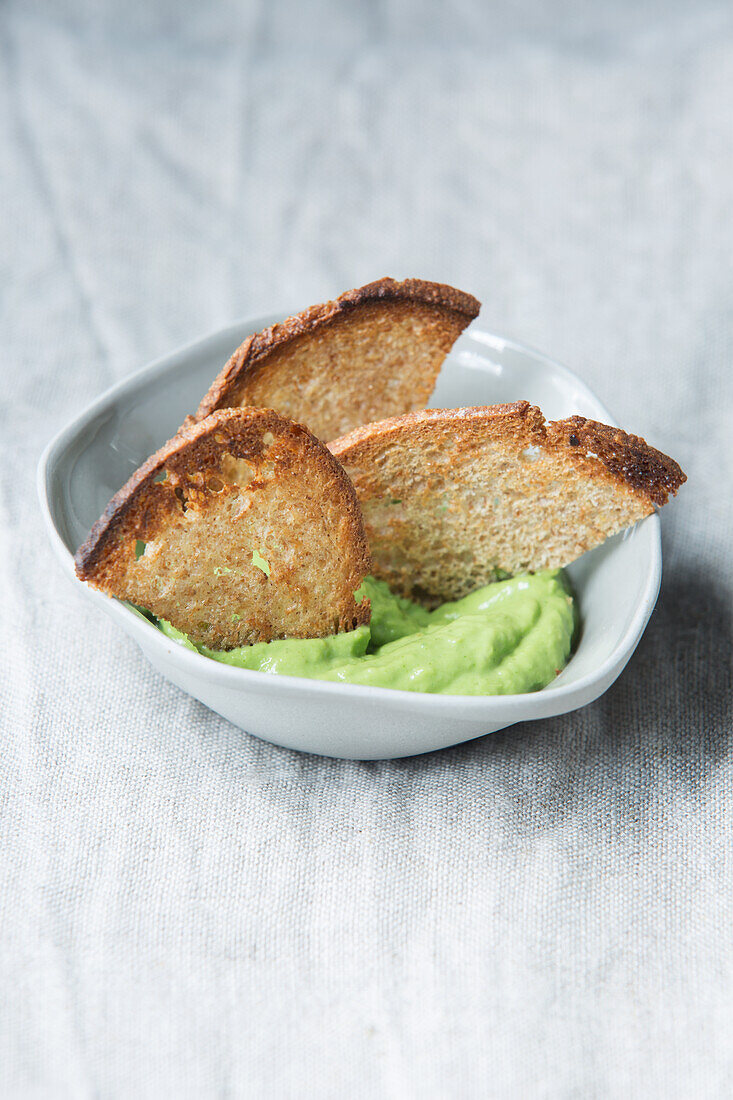 Geröstetes Brot mit veganer Minz-Algen-Creme