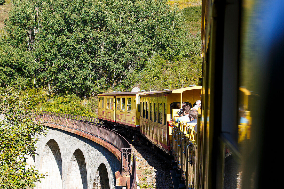 Der gelbe Zug 'Le train jaune' auf der Brücke Pont Séjourné, Ligne de Cerdagne, Vallée de la Têt, Villefranche-de-Conflent, Pyrénées-Orientales, Okzitanien, Frankreich