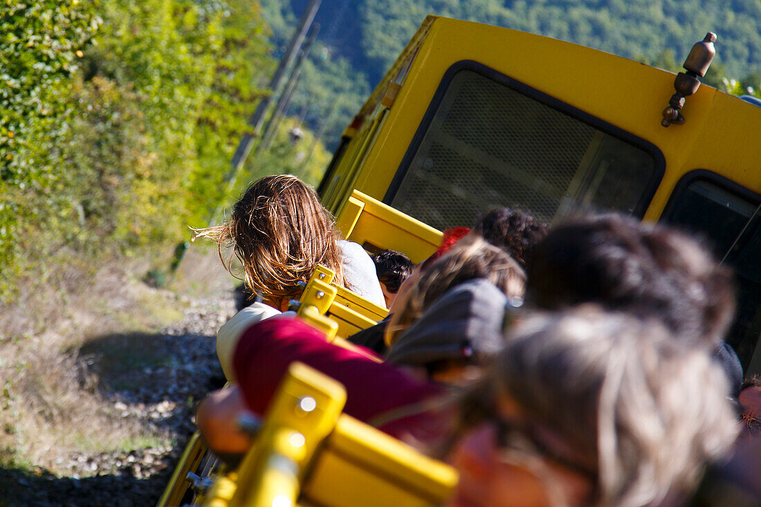 Offener Waggon des gelben Zuges 'Le train jaune' auf Bergfahrt, Ligne de Cerdagne, Vallée de la Têt, Villefranche-de-Conflent, Pyrénées-Orientales, Okzitanien, Frankreich