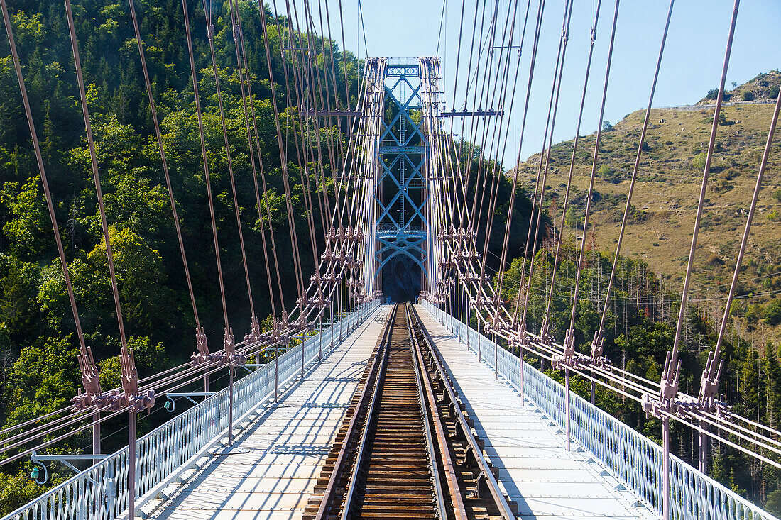 Gleisstrecke des gelben Zuges 'Le train jaune' auf der Brücke Pont Gisclard, Ligne de Cerdagne,  Vallée de la Têt, Villefranche-de-Conflent, Pyrénées-Orientales, Okzitanien, Frankreich