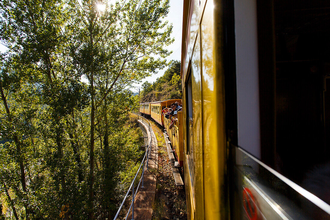 Der gelbe Zug 'Le train jaune', Ligne de Cerdagne, Vallée de la Têt, Villefranche-de-Conflent, Pyrénées-Orientales, Okzitanien, Frankreich