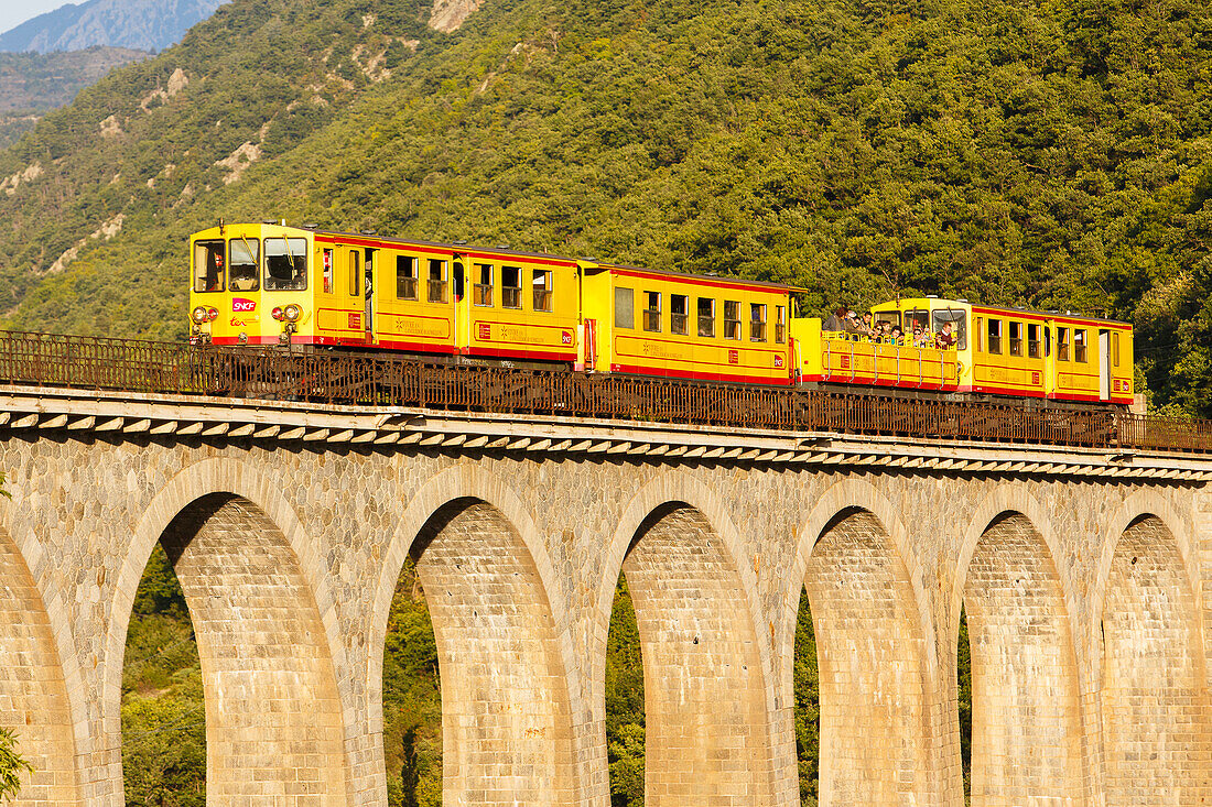 Der gelbe Zug 'Le train jaune' auf der Brücke Pont Séjourné, Ligne de Cerdagne, Vallée de la Têt, Villefranche-de-Conflent, Pyrénées-Orientales, Okzitanien, Frankreich