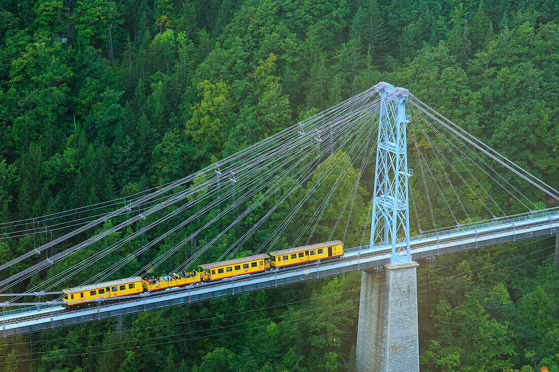 Blick auf den gelben Zug 'Le train jaune' auf der Brücke Pont Gisclard, Ligne de Cerdagne,  Vallée de la Têt, Villefranche-de-Conflent, Pyrénées-Orientales, Okzitanien, Frankreich
