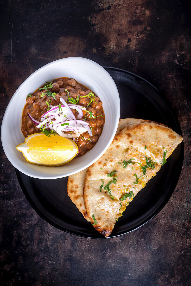 Paneer Kulcha Cholle (gebackenes Paneer-Brot mit gewürzten Kichererbsen, Indien)