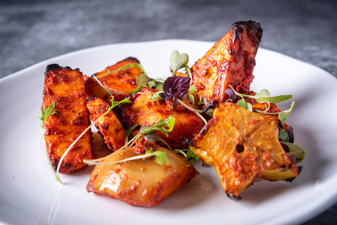 Phalwala Paneer Tikka (Indisches Snack mit gegrilltem Paneer und Sternfrucht)