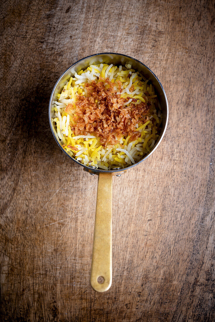 Pulao-Reis mit braunen Zwiebeln