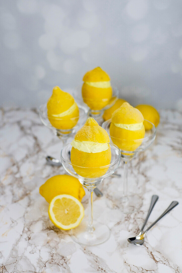 Zitroneneis serviert in ausgehöhlten Zitronen