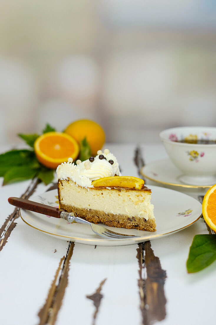 Ein Stück Orangen-Cheesecake auf Teller