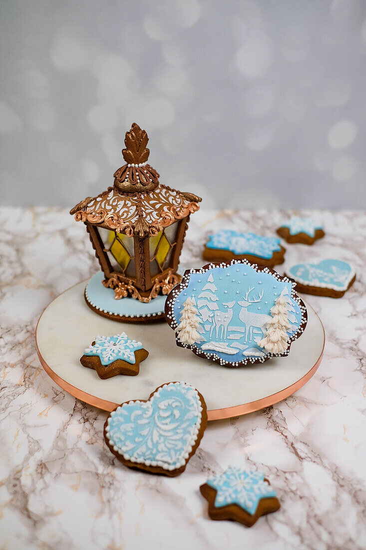 Weihnachtliche Lebkuchen mit hellblauer Zuckerglasur