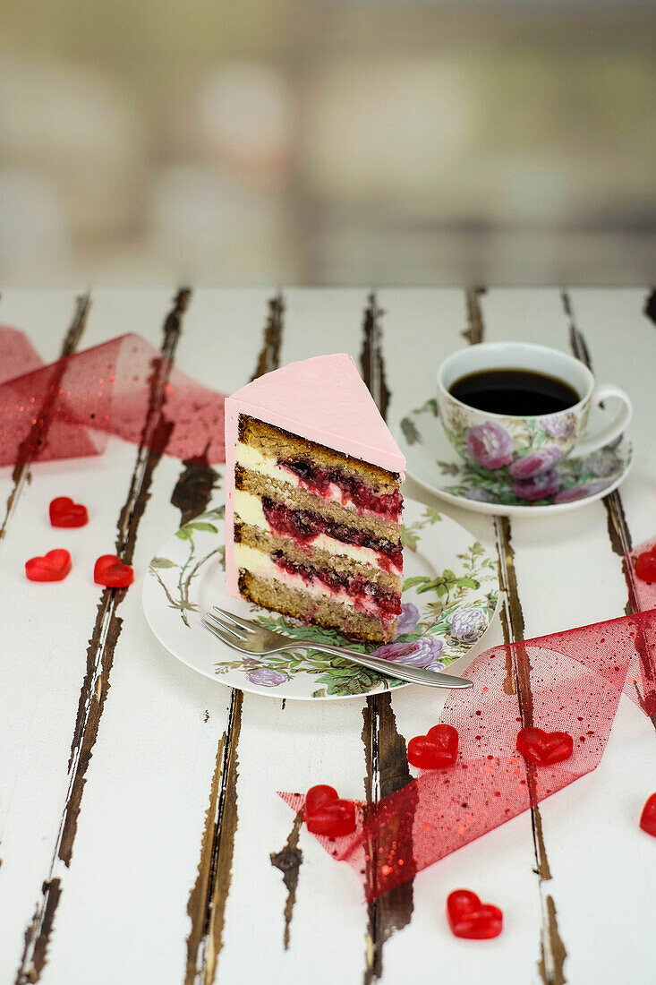 Ein Stück Frischkäse-Himbeer-Torte zum Valentinstag