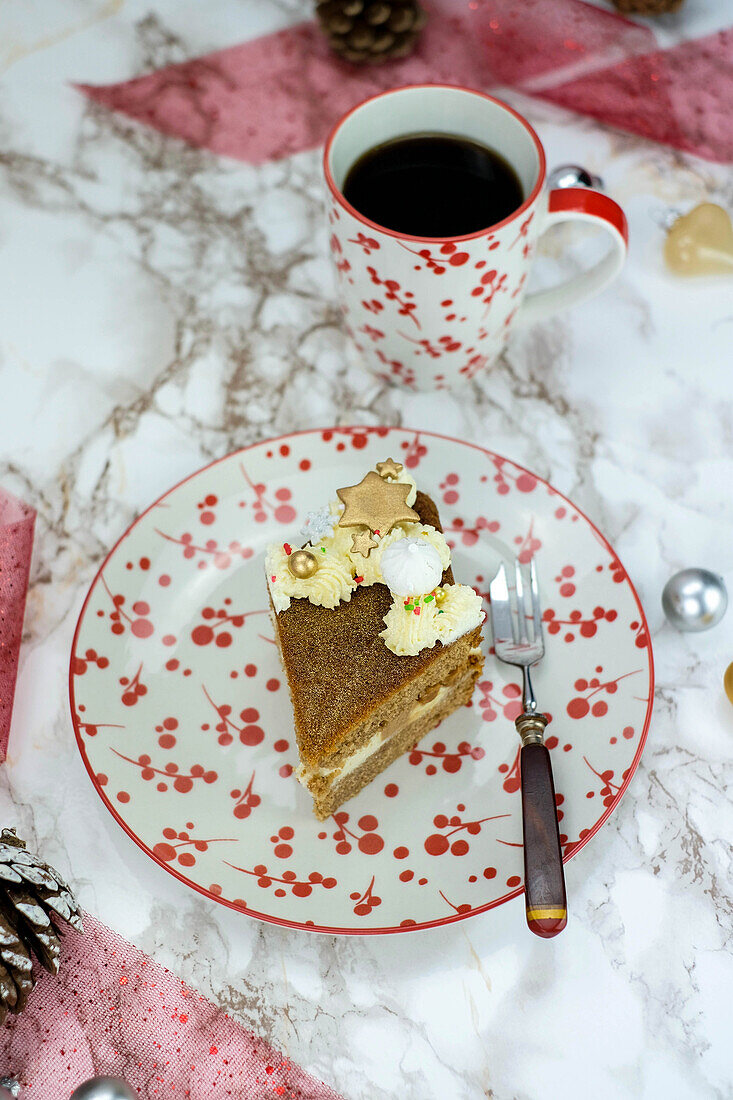 Ein Stück weihnachtliche Nougat-Marzipan-Torte