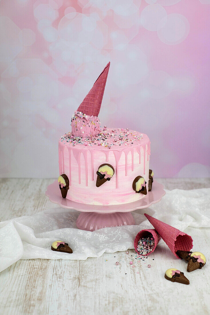 Pinkfarbene Eiscreme-Torte