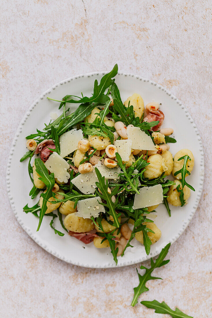 Gnocchi mit Cannellini-Bohnen, Haselnüssen, Rucola und Prosciutto Crudo