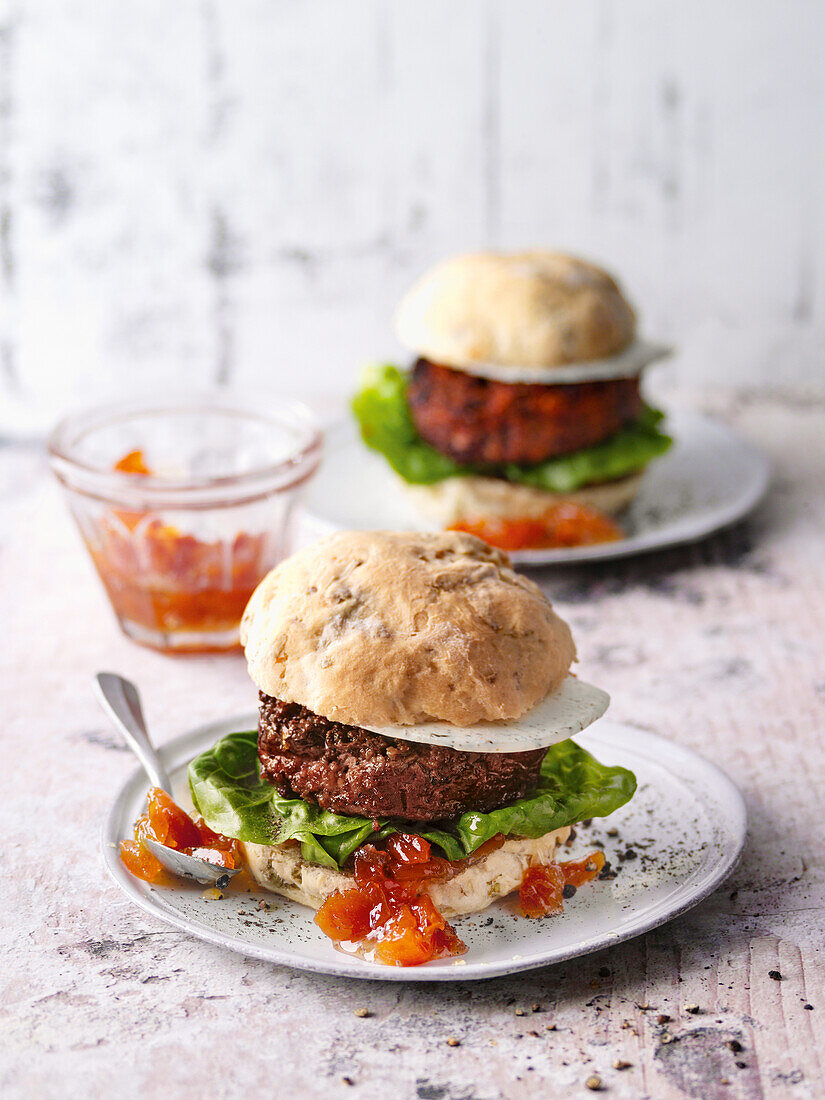 Burger vom schottischen Rind mit Aprikosen-Zwiebel-Whiskey-Chutney