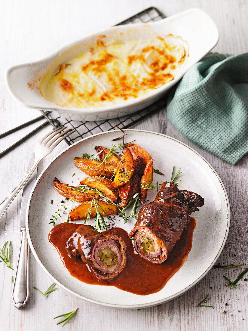 Rindsrouladen mit Kohlrabiauflauf und Kartoffelschnitzen