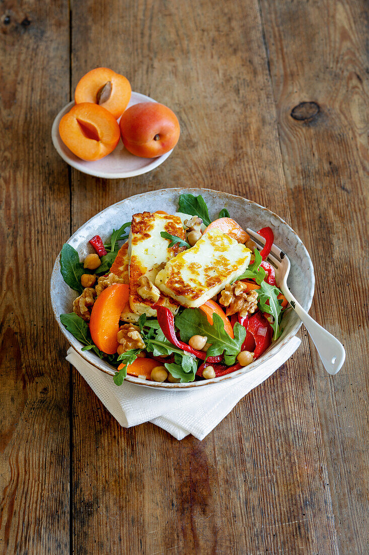 Kichererbsensalat mit Aprikosen und Halloumi