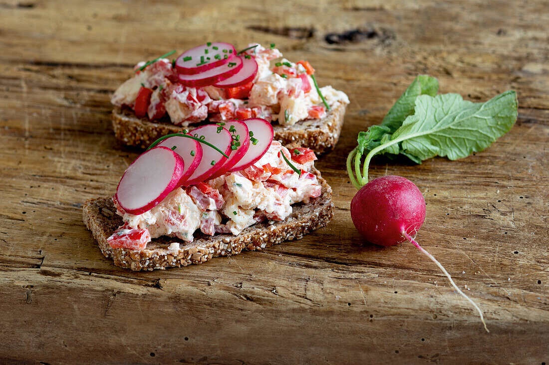 Crackers with peppers and radishes