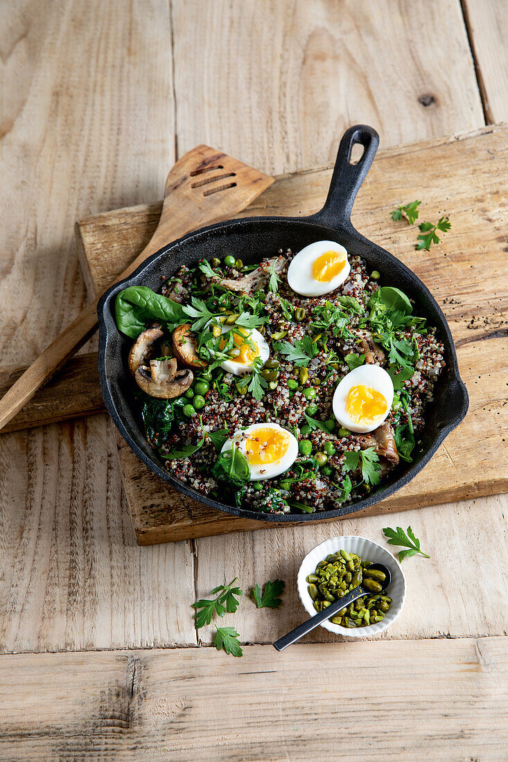 Quinoa-Pilz-Pfanne mit Ei