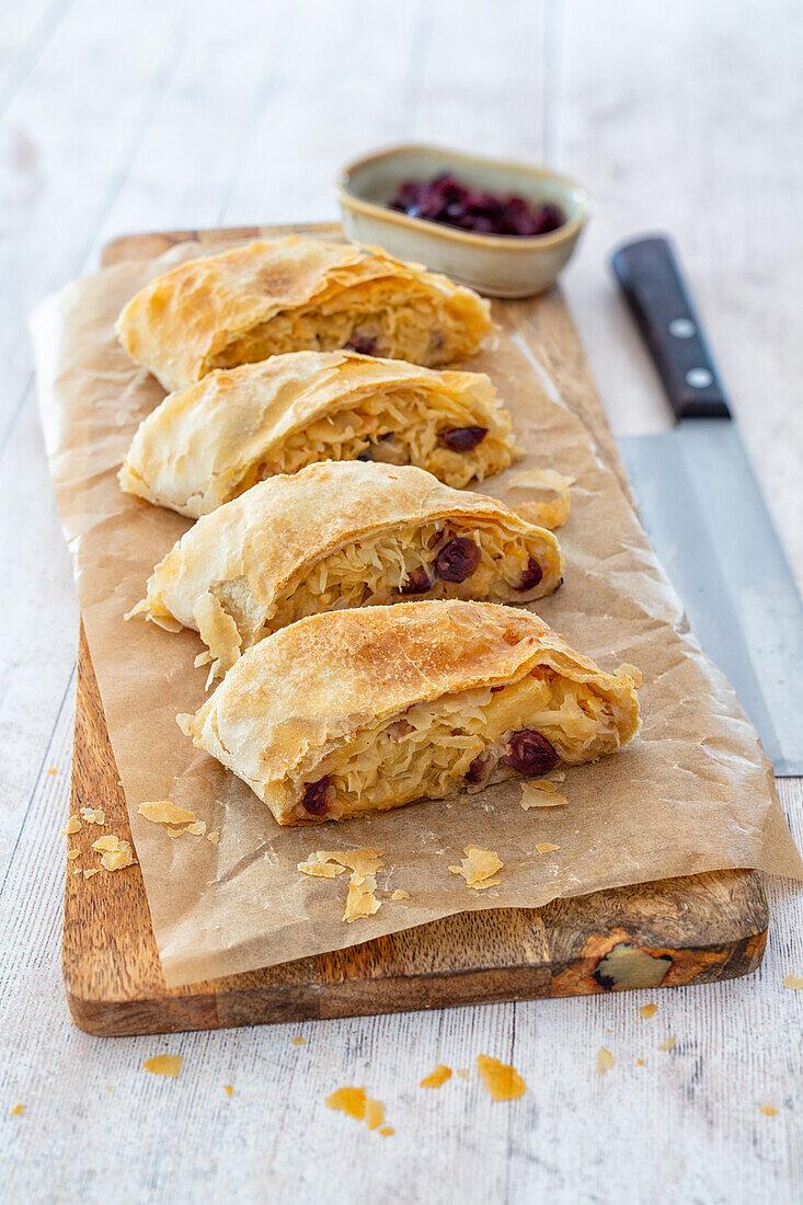 Krautstrudel mit Apfel und Cranberrys