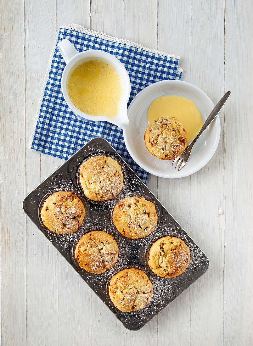 Rhubarb muffins with vanilla sauce