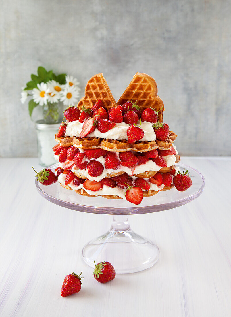 Erdbeer-Waffeltorte mit Schmand-Sahne