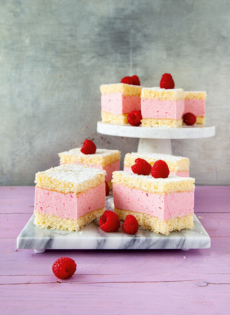 Gin and lemon cake with raspberries