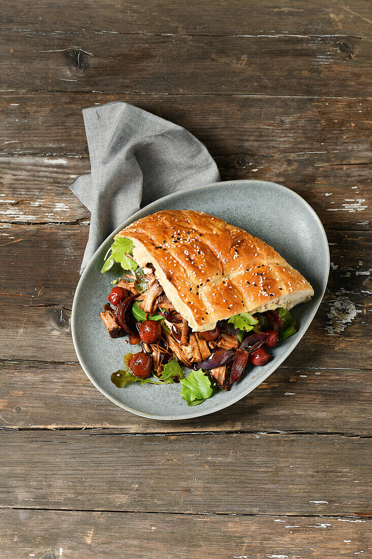 Pita bread with pulled pork and sour cherries