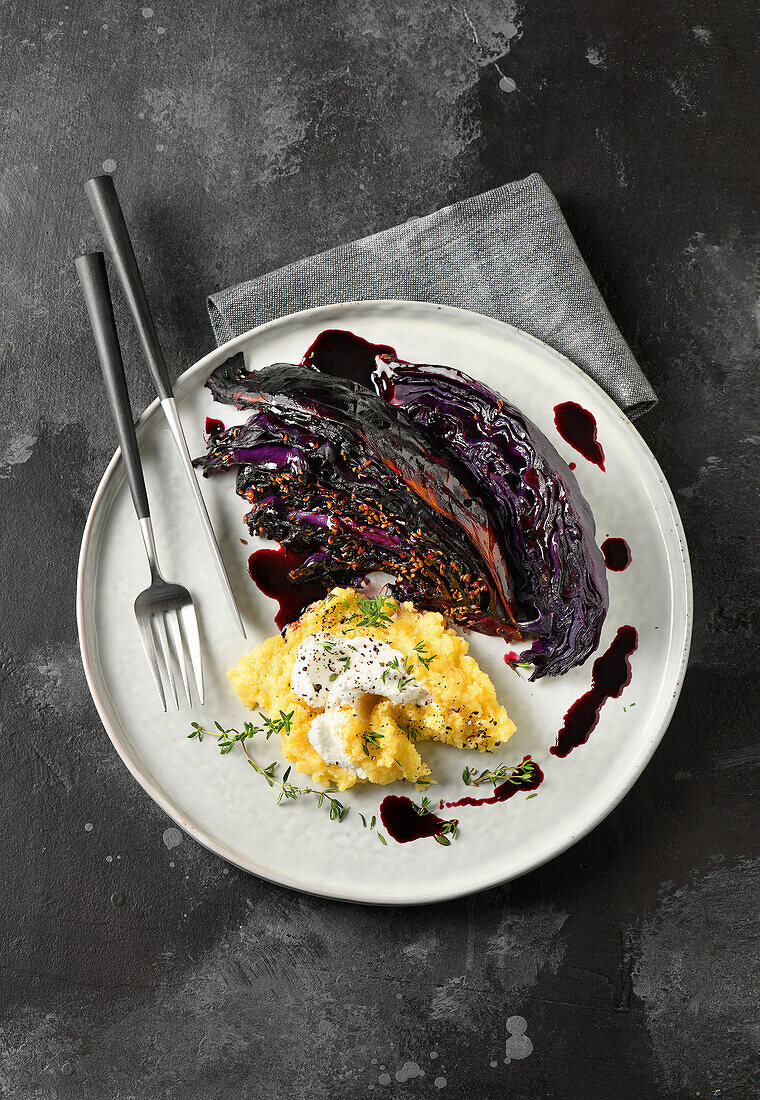 Rotkohl aus dem Ofen mit Ziegenfrischkäse-Polenta