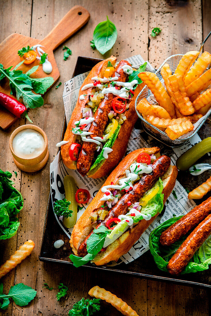 Vegetarische Hot Dogs mit Pommes und Knoblauchsoße