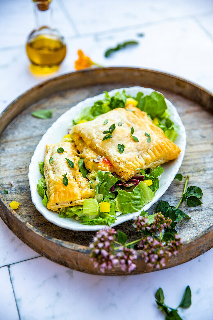 Blätterteig-Gemüsetaschen mit Mozzarella und Rucolasalat