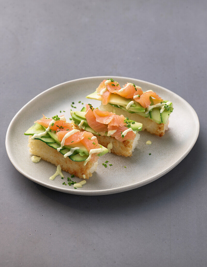 Crispy sushi bites with salmon