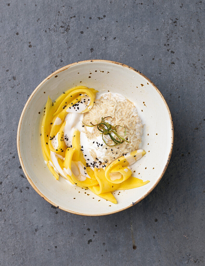 Sticky rice with mango and dark sesame seeds (Thailand)