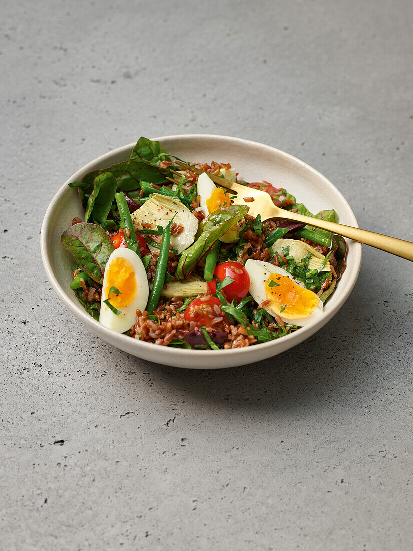 Salat mit rotem Reis, Artischocken und Ei