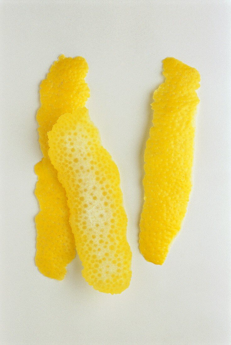 Zitronenschalen einer unbehandelten Zitrone