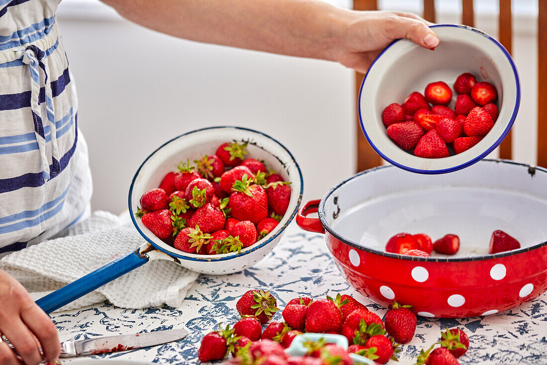 Erdbeermarmelade zubereiten - vorbereitete Früchte in Topf geben