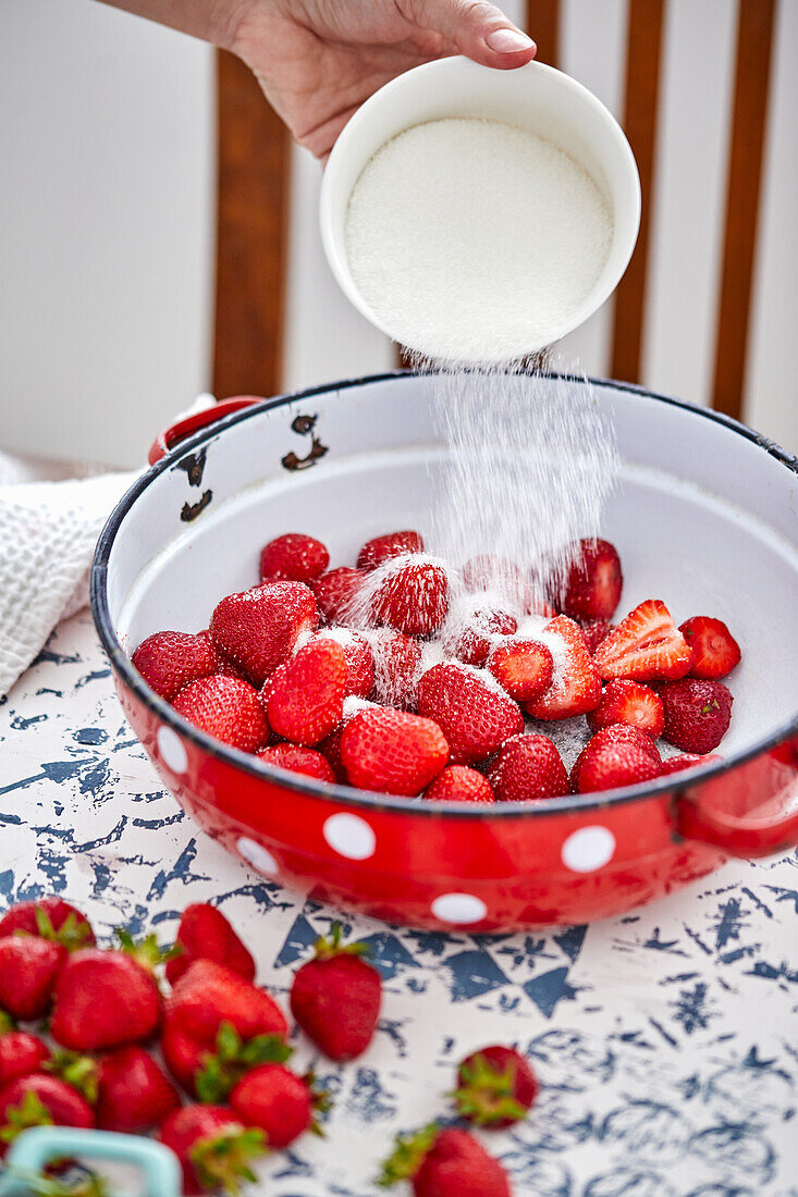 Erdbeermarmelade zubereiten - Erdbeeren mit Zucker bestreuen