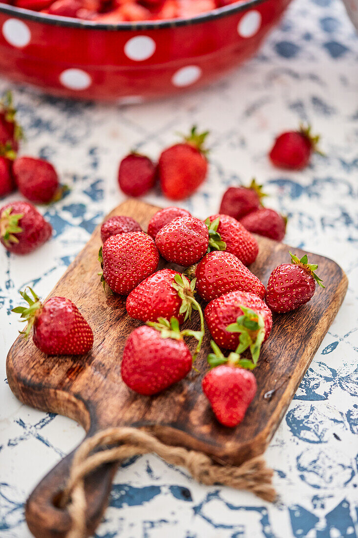 Frische Erdbeeren für Erdbeermarmelade auf Holzbrett