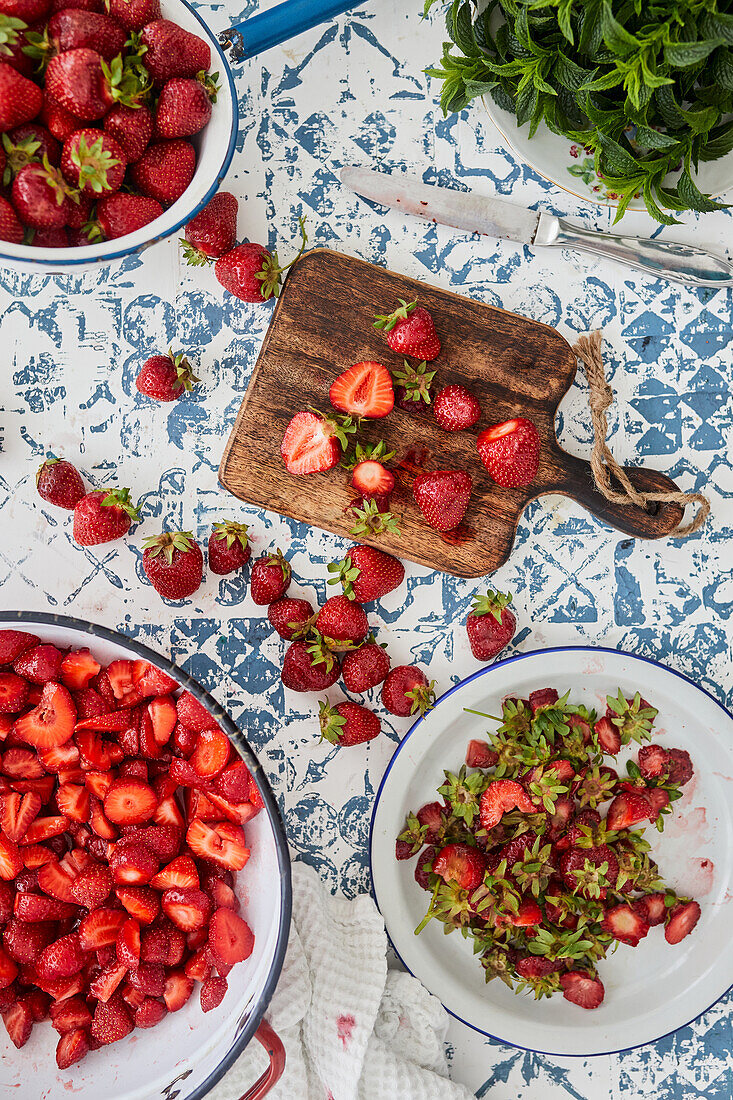 Erdbeermarmelade zubereiten - Erdbeeren putzen und kleinschneiden