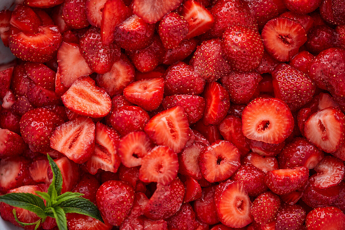 Kleingeschnittene Erdbeeren für Marmelade (bildfüllend)